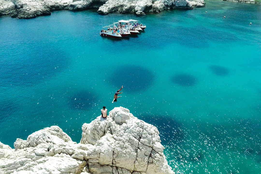 Diving in front of boats in the Calanques